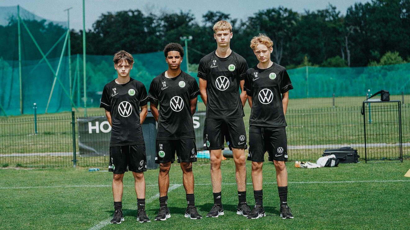 Die Neuzugänge der U16 des VfL Wolfsburg stehen in einer Reihe und schauen in die Kamera.