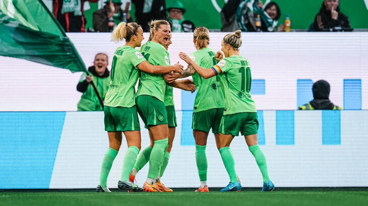 Die VfL-Wolfsburg-Spielerinnen jubeln nach einem Tor. Besonders im Fokus sind Lena Lattwein, Alexandra Popp, Lynn Wilms und Svenja Huth.