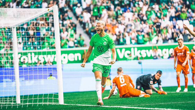 Der VfL-Wolfsburg-Spieler Jonas Wind jubelt.
