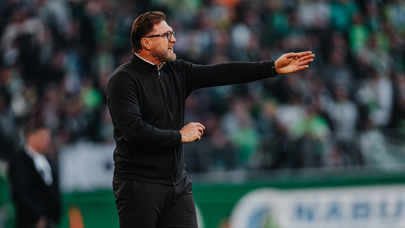 VfL-Wolfsburg-Trainer Ralph Hasenhüttl streckt seine Arme aus und gibt Anweisungen.