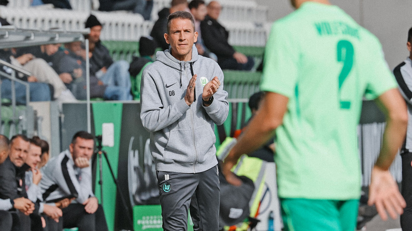 Der U19-Trainer Daniel Bauer steht klatschend an der Seitenlinie.