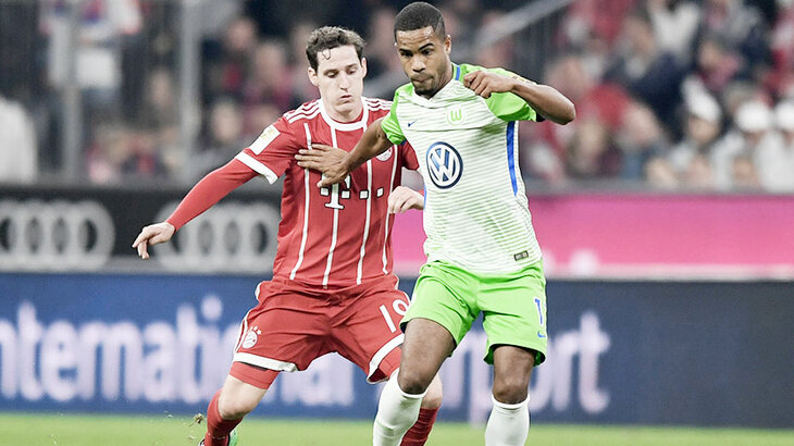 Daniel Didavi tussling with FC Bayern's Sebastian Rudy. 