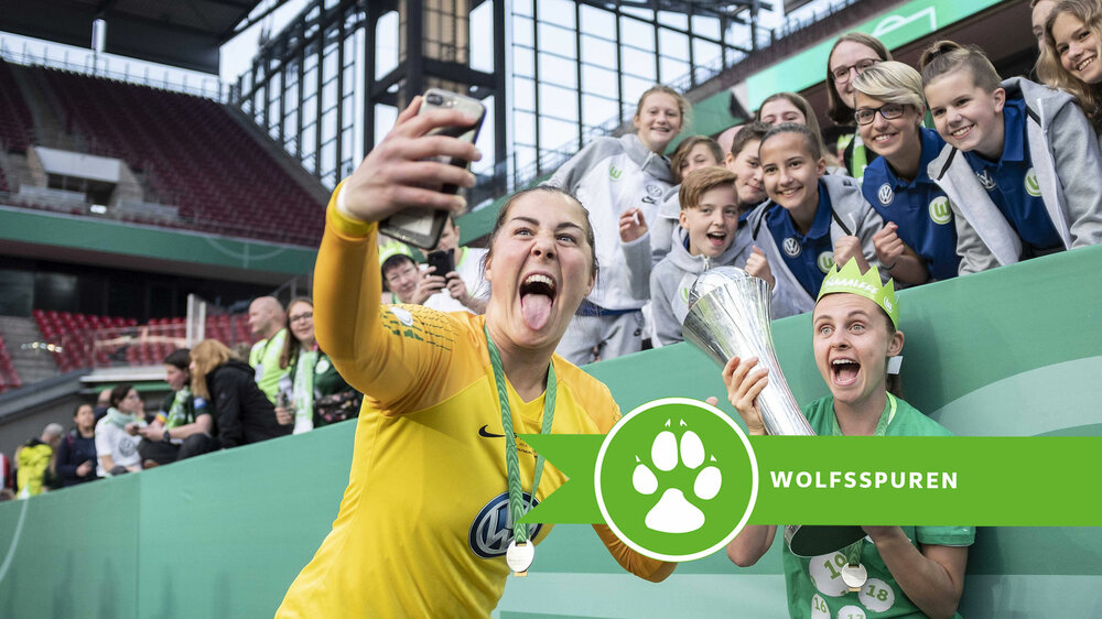 VfL-Wolfsburg-Spielerinnen Earps und Maritz mit Fans nach Gewinn des DFB-Pokals.
