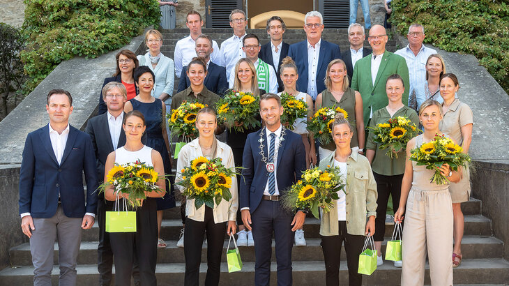 Die VIzeeuropameisterinnen des VfL Wolfsburg werden von Oberbügermeister Dennis Weilmann im Namen der Stadt Wolfsburg für ihre Leistungen geehrt. Unter den Gästen waren auch der Markenvorstand von Volkswagen Thomas Schäfer und Imelda Labbé. 