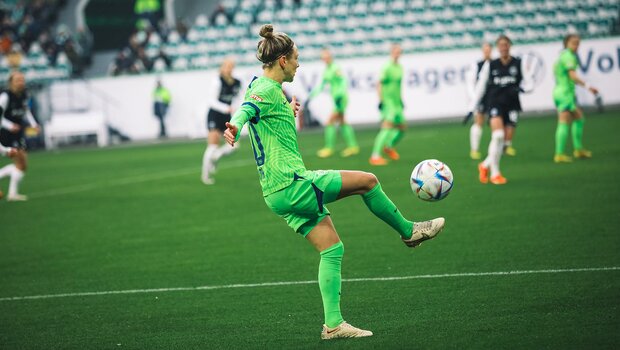 Die VfL-Wolfsburg-Spielerin Svenja Huth spielt den Ball.