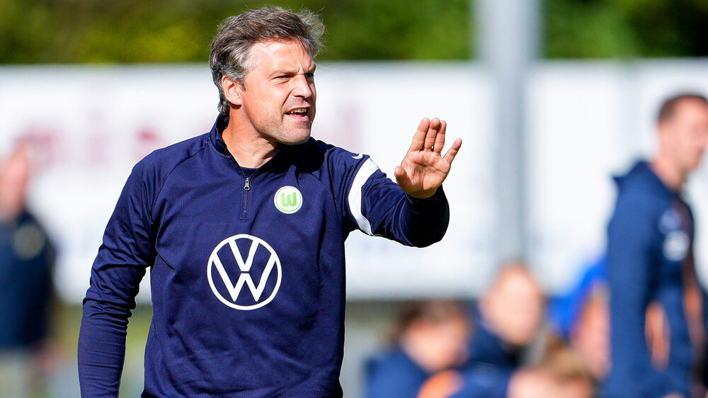 Gespräch von VfL-Wolfsburg-U20-Trainer Kraus mit seinen Spielerinnen.