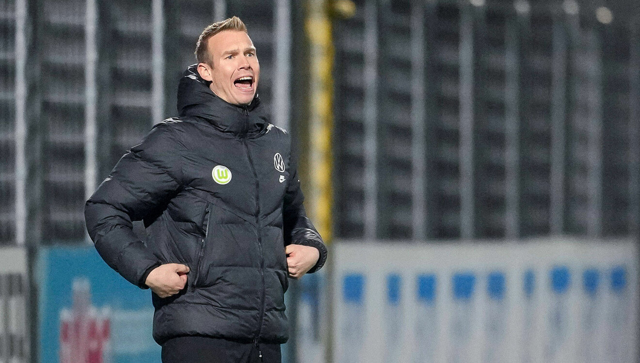 VfL-Wolfsburg-Trainer Tommy Stroot gibt seinen Spielerinnen Anweisungen.