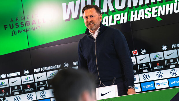 Der neue VfL Wolfsburg Trainer Hasenhüttl stellt sich bei einer Presskonferenz den wartenden Journalisten vor.