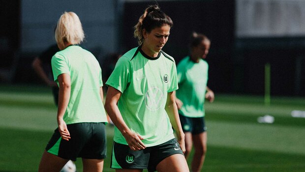 VfL Wolfsburg Spielerin Chantal Hagel läuft über den Trainingsplatz.