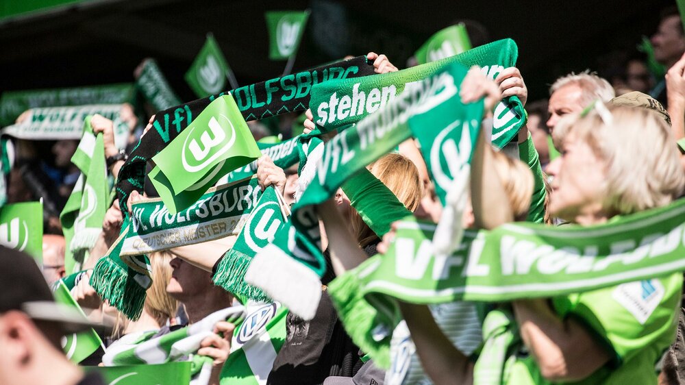 Fans des VfL-Wolfsburg mit Schal.