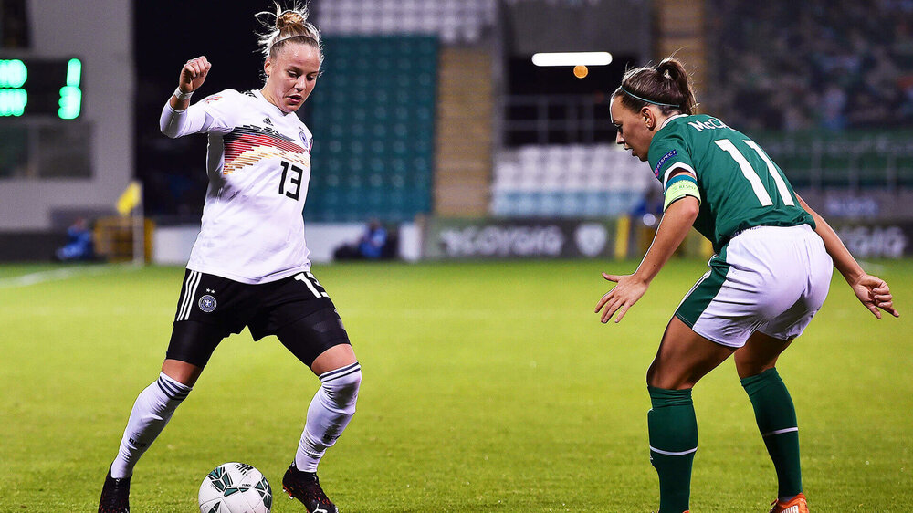Pia-Sophie Wolter während des Spiels im Dribbling gegen eine Spielerin Irlands. 