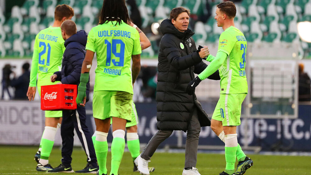 VfL Wolfsburg Trainer Oliver Glasner schlägt nach dem Spiel mit einem Spieler ein.