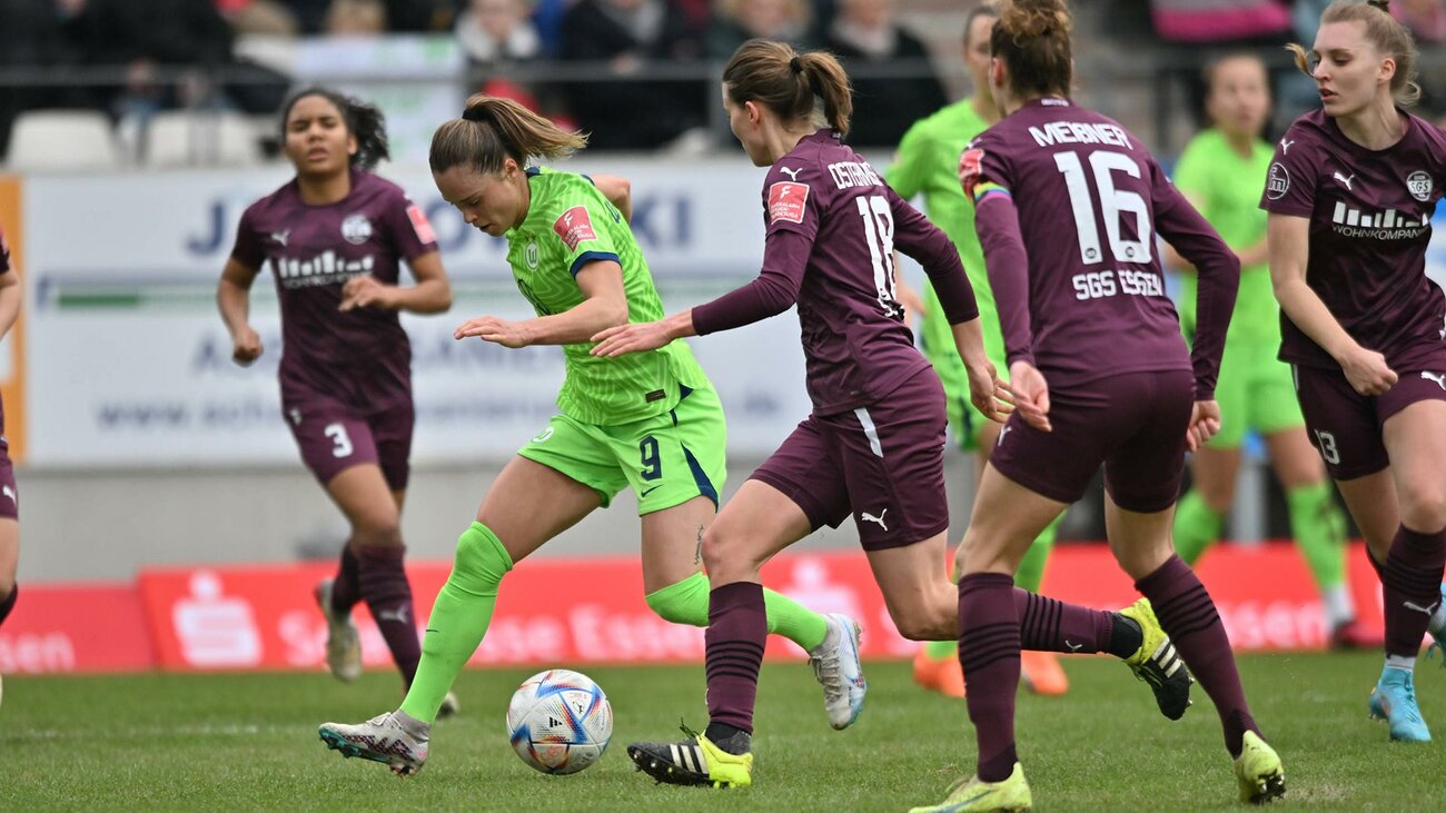 VfL-Wolfsburg-Spielerin Ewa Pajor im Zweikampf.