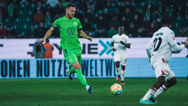 VfL-Wolfsburg-Spieler Mattias Svanberg läuft hinter dem Ball her.