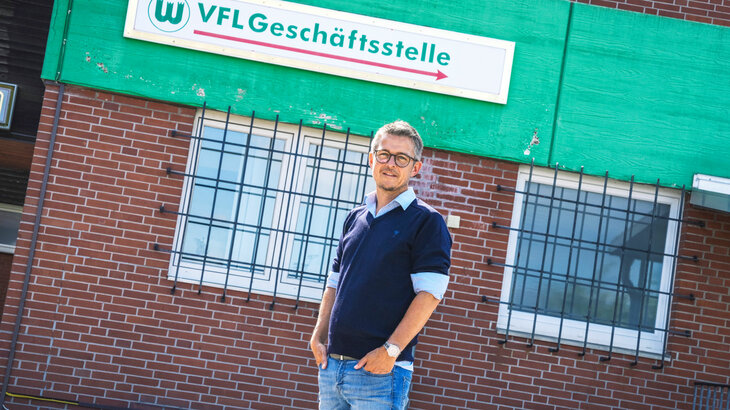 Jesper Gaden steht vor der Geschäftsstelle des VfL Wolfsburg und hat die Hände in den Hosentaschen.