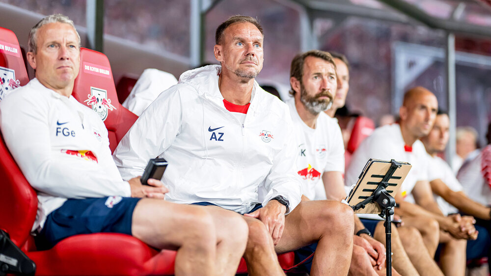 Zickler sitzt auf der RB Leipzig-Trainerbank.