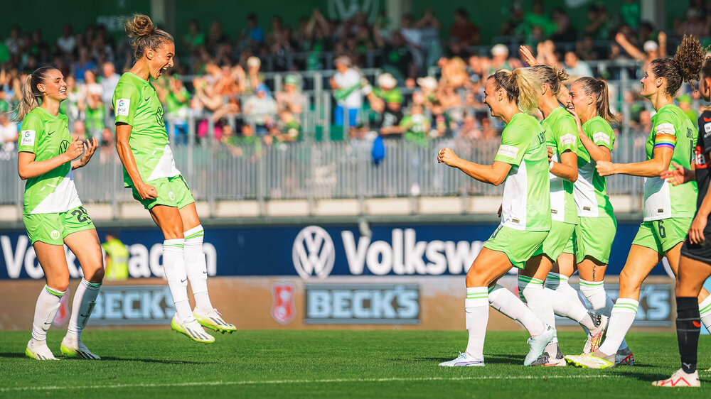 Die Frauen des VfL Wolfsburg jubeln nach einem Treffer.