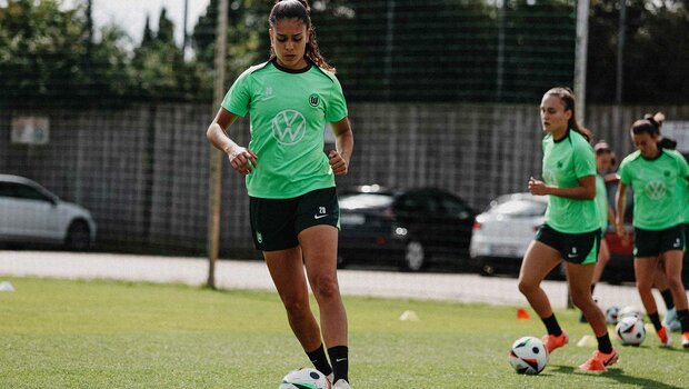 VfL Wolfsburg Spielerin Ariana Arias läuft mit dem Ball.