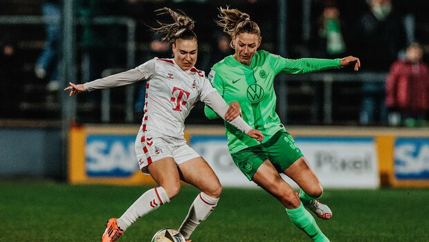 VfL-Wolfsburg-Spielerin Sarai Linder im Zweikampf mit einer Gegenspielerin.