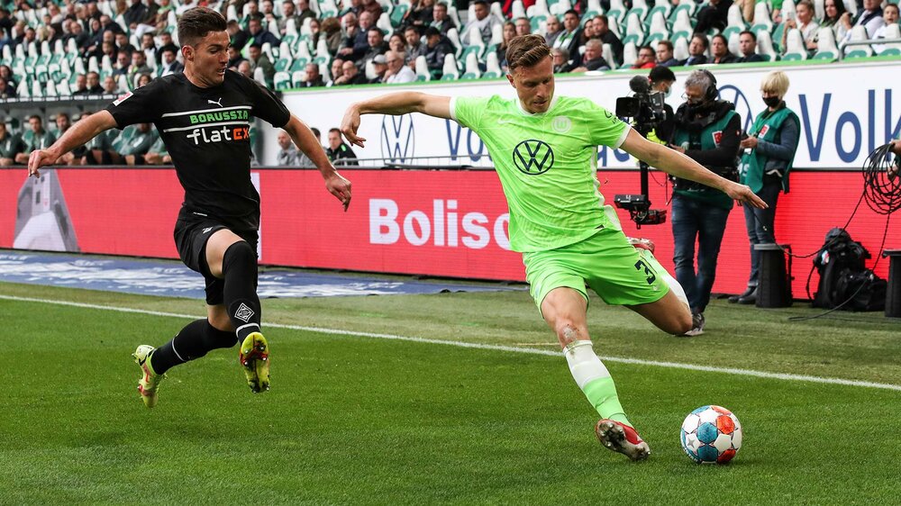VfL-Wolfsburg-Spieler Yannick Gerhardt beim Schuss.
