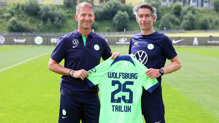 Vorstellung des neuen Sponsoringpartners trilux mit Trikot des VfL Wolfsburg.