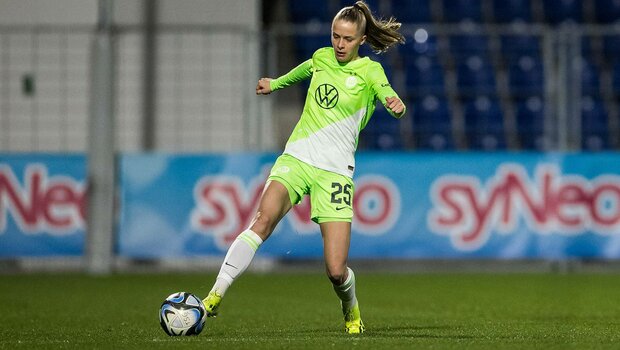 VfL-Wolfsburg-Spielerin Vivienne Endemann läuft mit dem Ball. 