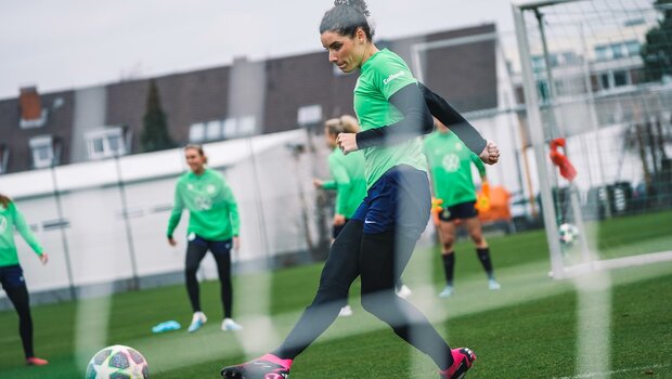 die VfL-Wolfsburg-Spielerin Dominique Janssen bei einem Querpass im Training.