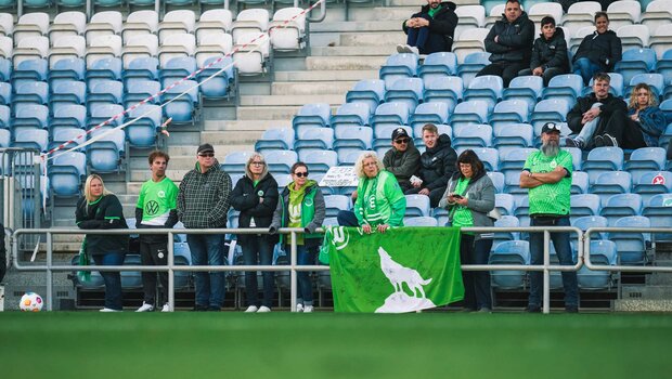 Mitgereiste Fans des VfL Wolfsburg unterstützen die Wölfe beim Testspiel gegen Schalke 04.