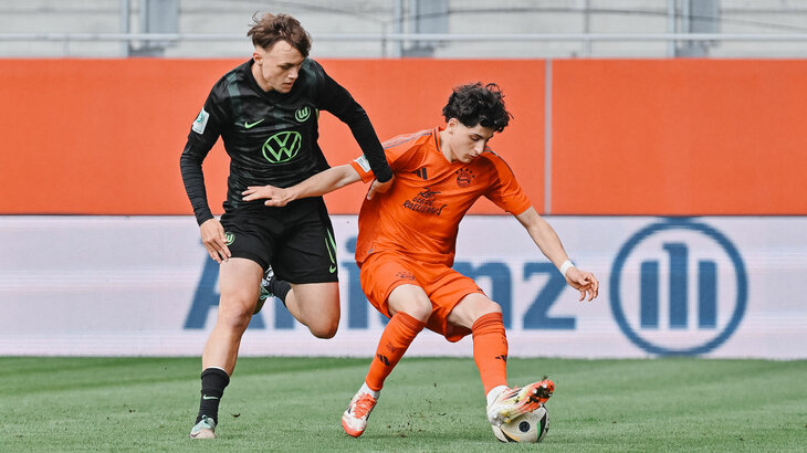 Der U19-VfL-Wolfsburg-Spieler im Zweikampf um den Ball.