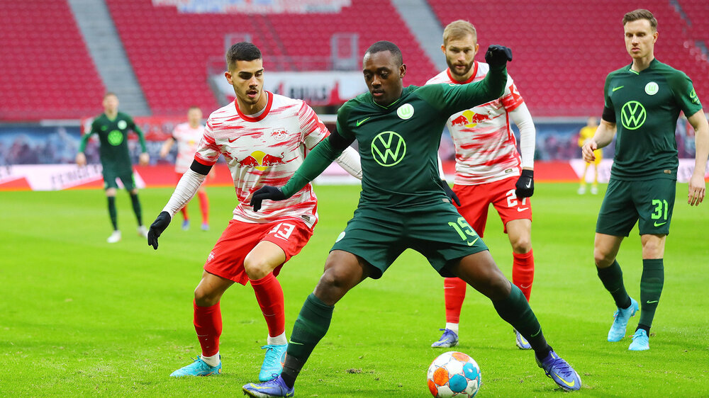 VfL Wolfsburg-Spieler Roussillon im Kampf um den Ball mit Gegenspielern aus Leipzig.