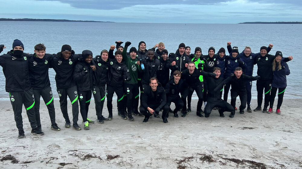 Ein Foto der U19 Junioren des VfL Wolfsburgs am Strand.