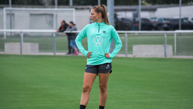 VfL Wolfsburg-Spielerin Tabea Sellner steht auf dem Trainingsplatz.