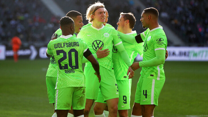 Der VfL-Wolfsburg-Spieler Sebastiaan Bornauw jubelt zusammen mit dem Team.