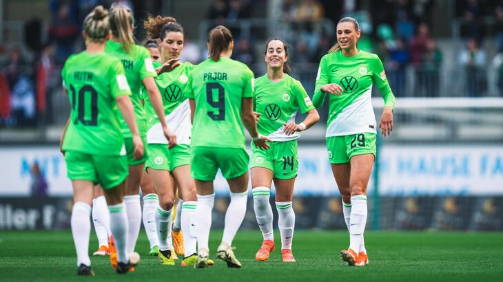 Die VfL-Wolfsburg-Spielerinnen jubeln zusammen.