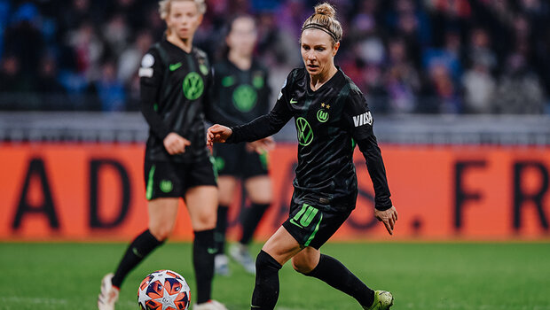 VfL-Wolfsburg-Spielerin Svenja Huth mit dem Ball am Fuß.