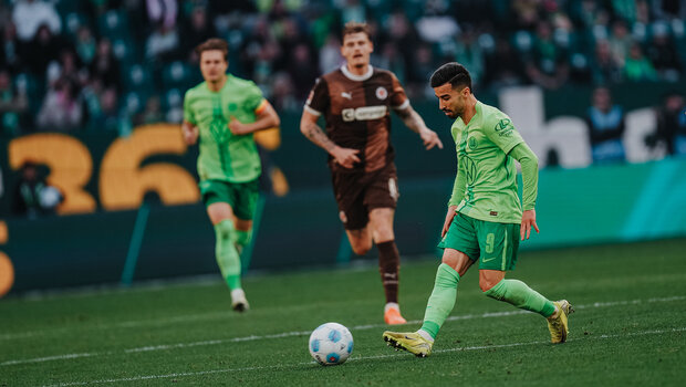 VfL-Wolfsburg-Spieler Mohammad Amoura schießt den Ball.