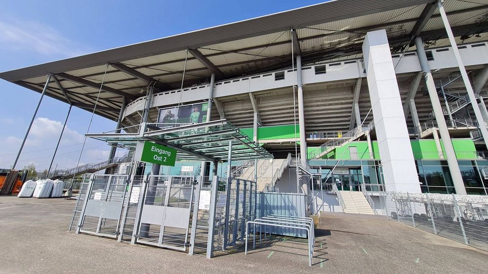 Eingang bei der Volkswagenarena des VfL-Wolfsburg für gehörlose Fans.