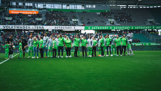 Die Mannschaft vom VfL Wolfsburg steht bei der Aufstellung vor dem Spiel.