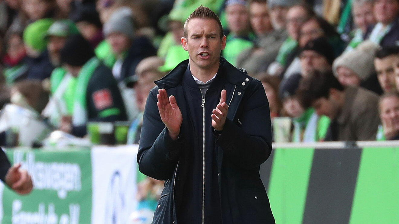 VfL Wolfsburg Trainer Tommy Stroot klatscht in die Hände und applaudiert seinem Team.