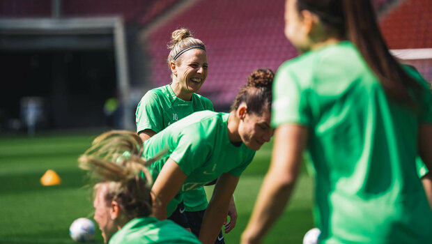 Die VfL Wolfsburg Spielerin Svenja Huth scherzt beim Training mit ihren Mitspielerinnen.