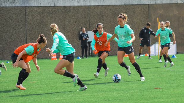 Die Spielerinnen vom VfL Wolfsburg bestreiten gegeneinander ein Trainingsmatch.