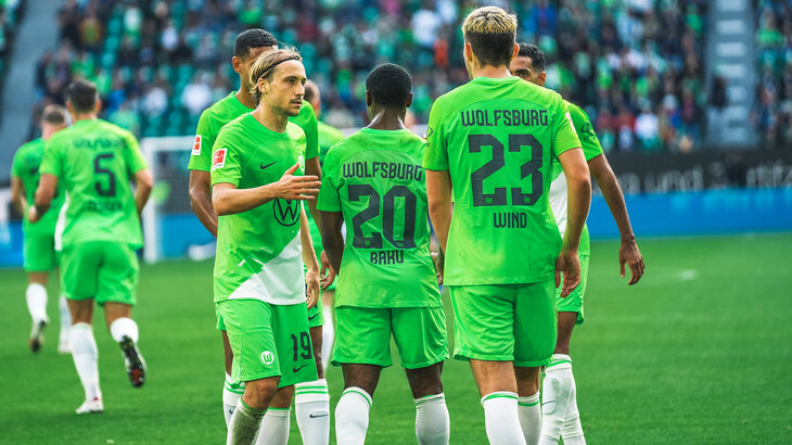 Das Team des VfL Wolfsburg klatscht sich nach dem Spiel ab.