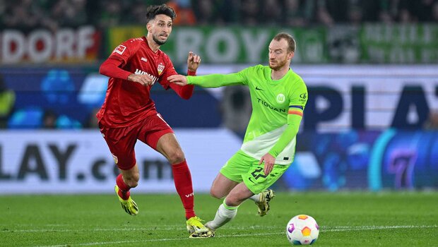 VfL-Wolfsburg-Spieler Arnold in einem Zweikampf mit einem Gegenspieler im Spiel gegen den VfB-Stuttgart.
