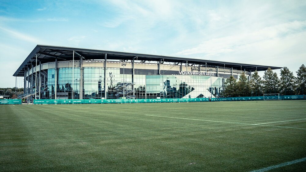Die Volkswagen Arena des VfL Wolfsburg mit Trainingsplatz.