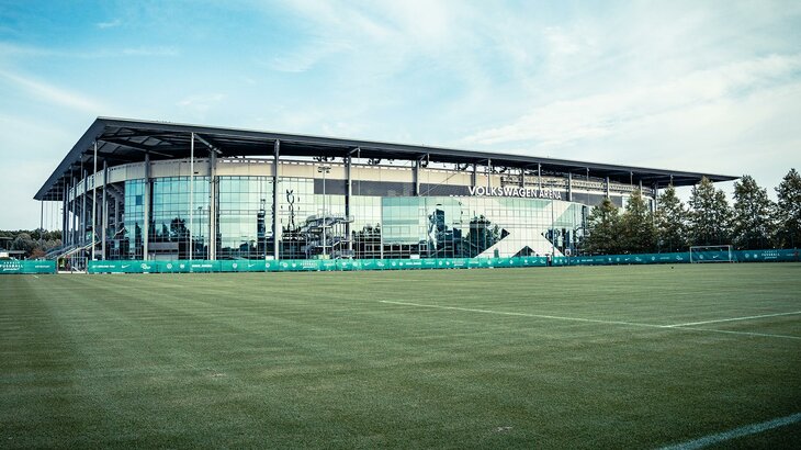 Die Volkswagen Arena des VfL Wolfsburg mit Trainingsplatz.