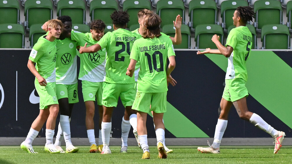 Die U19-Spieler des VfL Wolfsburg jubeln nach dem Tor.