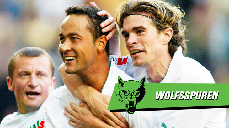 Der ehemalige VfL Wolfsburg Spieler Baiano feiert ein Tor mit seinen Mitspielern.