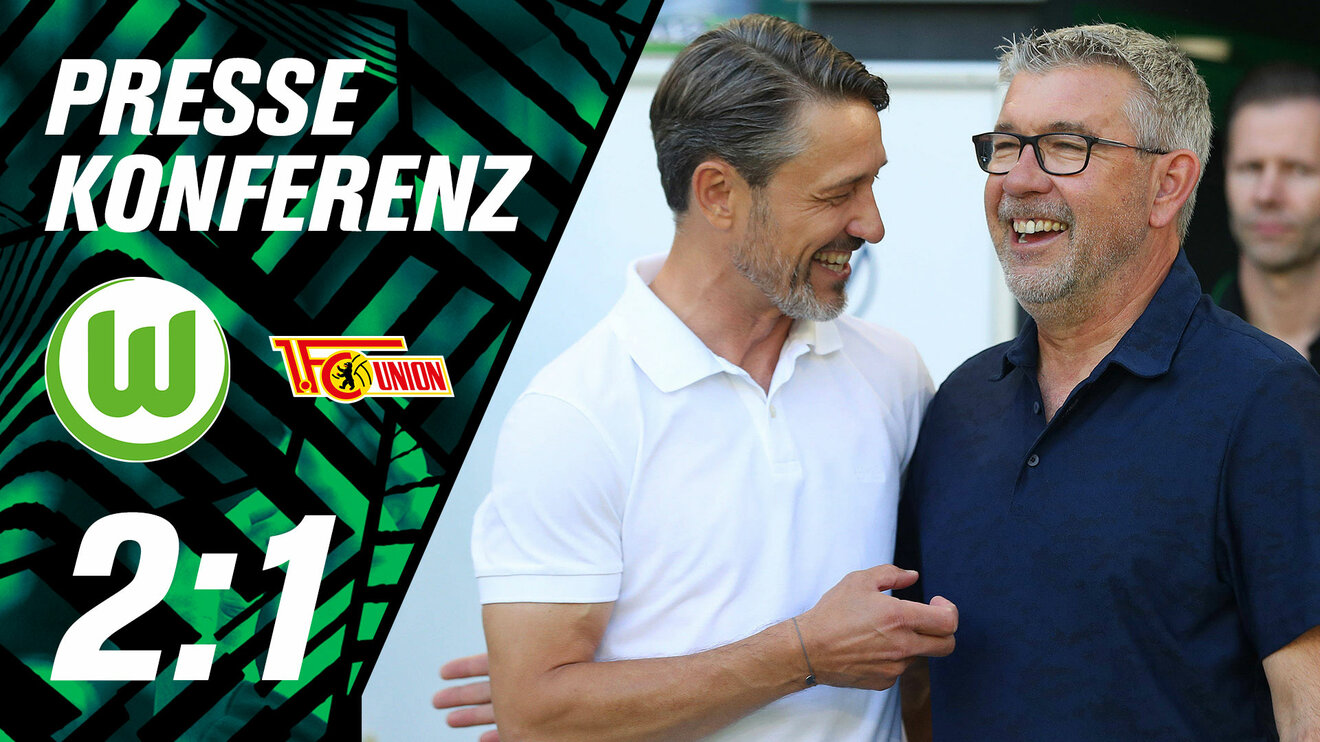 Trainer des VfL Wolfsburg, Niko Kovac, und Gästecoach Urs Fischer reden miteinander in der Volkswagen Arena.