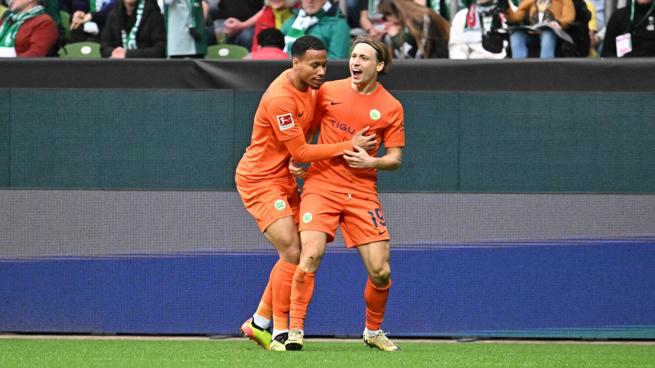 Die VfL-Wolfsburg-Spieler Aster Vrackx und Lovro Majer jubeln nach einem Tor.