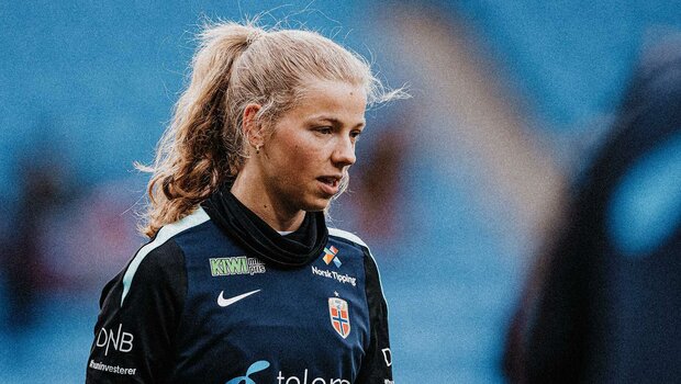 VfL-Wolfsburg-Spielerin Justine Kielland im Trainingsshirt der norwegischen Nationalmannschaft.